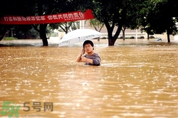 在雨水中走路容易得什么??？在雨水中走路有什么危害？