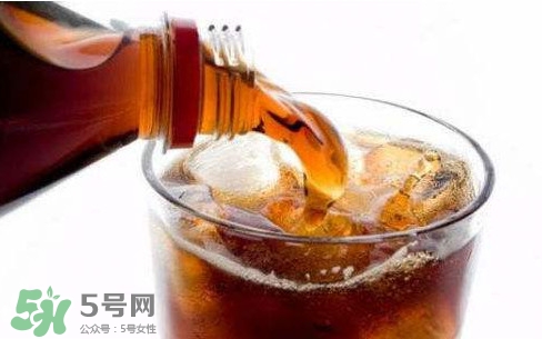 為什么喝碳酸飲料打嗝嗆鼻子？碳酸飲料為什么會(huì)冒泡