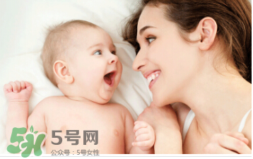 母乳喂養(yǎng)胸部一大一小怎么辦？母乳喂養(yǎng)會導(dǎo)致胸不對稱嗎？