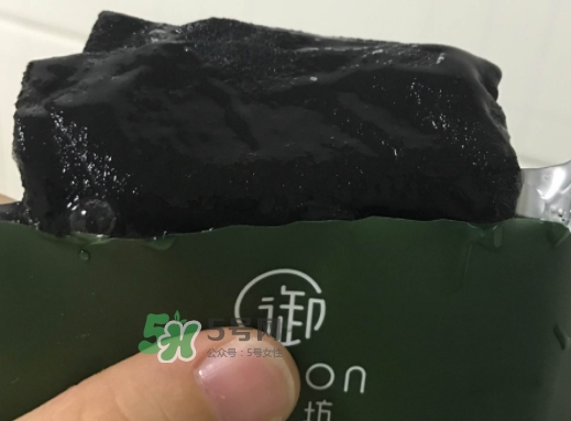 御泥坊水潤(rùn)茶萃微囊黑面膜怎么用？