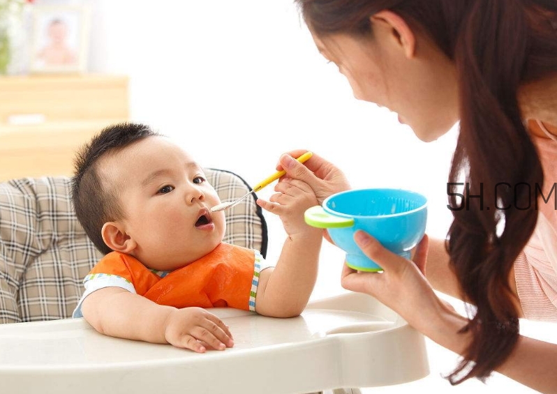 教會寶寶自己吃飯，你做到這些了嗎？