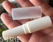 潤(rùn)唇膏要怎么清潔？用前刮掉一層