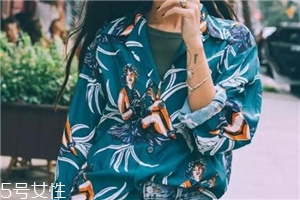 碎花衣服怎么搭配？美上天的秘密武器