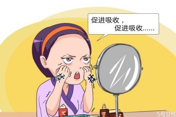 為什么會形成脂肪粒呢 脂肪?？梢韵龁?></p><h3>脂肪?？梢韵龁?/h3><p>可以的。</p><p>1.眼霜消除脂肪粒。去除眼部的脂肪粒用啫喱狀的眼霜，卸妝油主要用于去除鼻子上的脂肪粒。</p><p>2.我們可以先用洗面奶去洗臉，做好清潔，然后就可以用上眼霜或卸妝油，但是不能超過15分鐘，而且不要經(jīng)常性的使用。</p><p>3.針挑消除脂肪粒。用粉刺針找到里面的白色膿粒，把它挑出來就可以了，最后用棉簽沾點酒精在傷口處消毒，以防感染。不過如果是靠近我們眼睛的地方，為了安全起見，還是不要自己動手比較好。</p><p>4.排毒消除脂肪粒。身體內(nèi)分泌失調(diào)會讓我們的面部油脂分泌過剩，再加上如果沒有得到徹底的清潔，就會堵塞毛孔，有了脂肪粒。所以我們可以用一些排毒的方法來解決。</p><p>5.在每天早晨起床后，我們也可以空腹喝一杯檸檬水，有降低血脂，幫助排毒的效果，能夠有效的去除脂肪粒。</p><p>6.維生素E消除脂肪粒。大家平時可以準(zhǔn)備一些維生素E油，平時睡覺之前可以把維他均勻的涂抹在眼睛周圍有脂肪粒的地方，并且用雙手輕輕按摩幾分鐘，堅持一個月左右，眼部周圍的脂肪粒便能脫落。</p><p style=