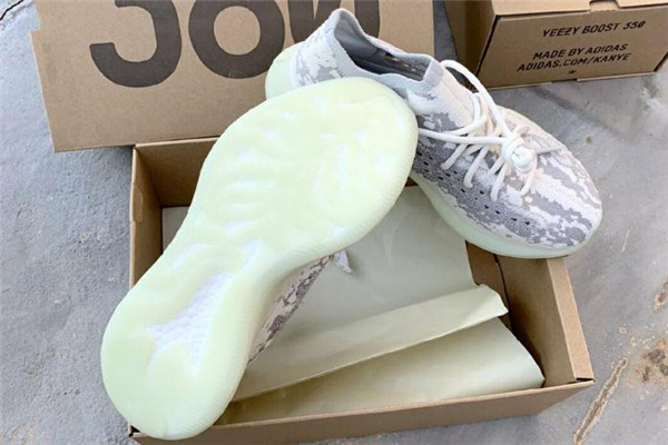 椰子380外星人開箱測評-yeezy 380 alien實物上腳圖