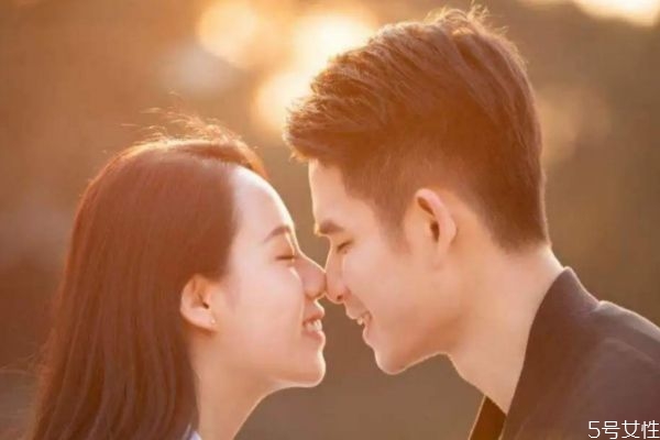 二婚男人愛(ài)你的表現(xiàn) 怎么分辨二婚男人是不是愛(ài)你