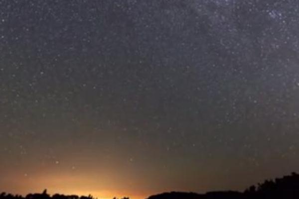 40秒回顧英仙座流星雨劃過(guò)天際 “流星雨”是怎么形成的