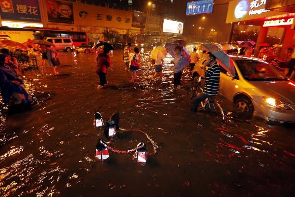 杭州昨晚暴雨突襲:開(kāi)車(chē)如行船 下暴雨有什么辦法擋水