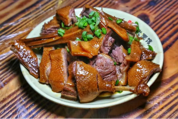 鴨肉有點綠色正常嗎 鴨肉有點發(fā)綠還能吃嗎