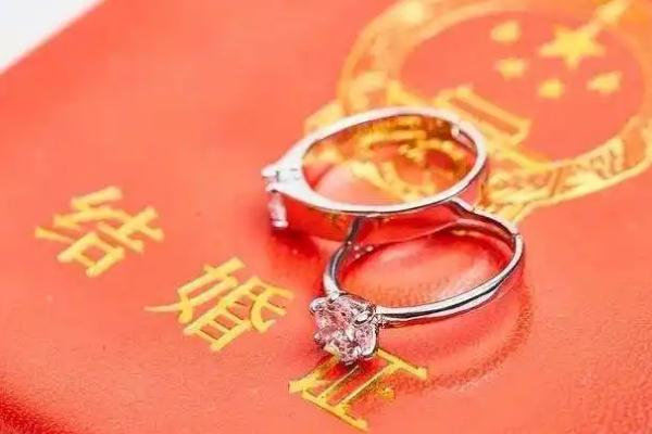 結(jié)婚證照片對(duì)頭發(fā)顏色有要求嗎 結(jié)婚證照片對(duì)妝容的要求