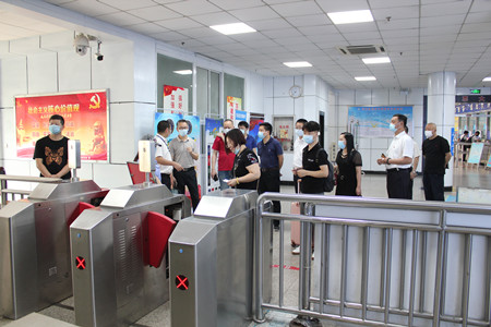 省運(yùn)管錢樟久檢查北站2(趙峰)_副本.jpg 省運(yùn)管錢樟久檢查北站2(趙峰)_副本.jpg