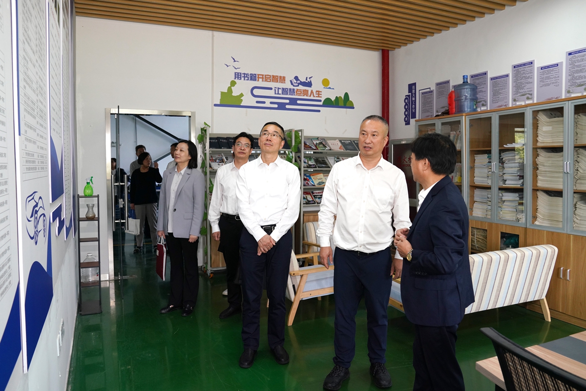 20241009市國資委黨委書記、主任陳文榮調(diào)研嘉興市交通學(xué)校，右起吳曉斌、陳文榮、柏衛(wèi)東、朱建華、李利（李阿梅 攝）.jpg