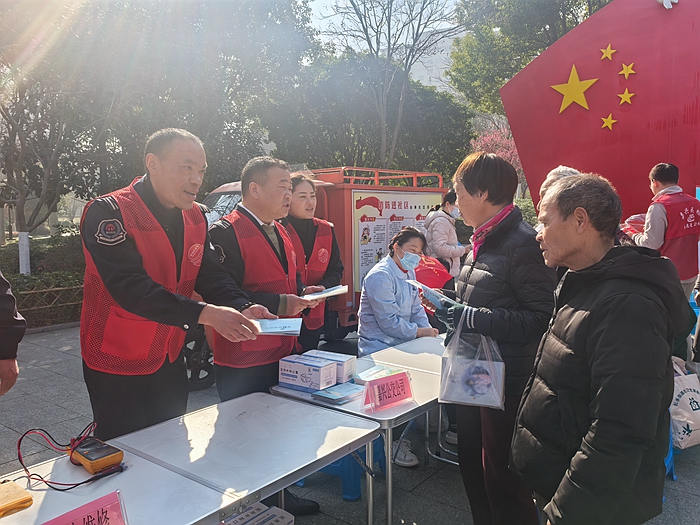 黨員志愿者分發(fā)乘車指南_副本.jpg 黨員志愿者分發(fā)乘車指南_副本.jpg